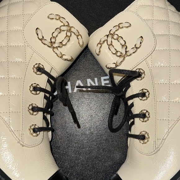 CHANEL SHINY CALFSKIN IVORY & BLACK LACE UP BOOTS - Picture 3 of 17